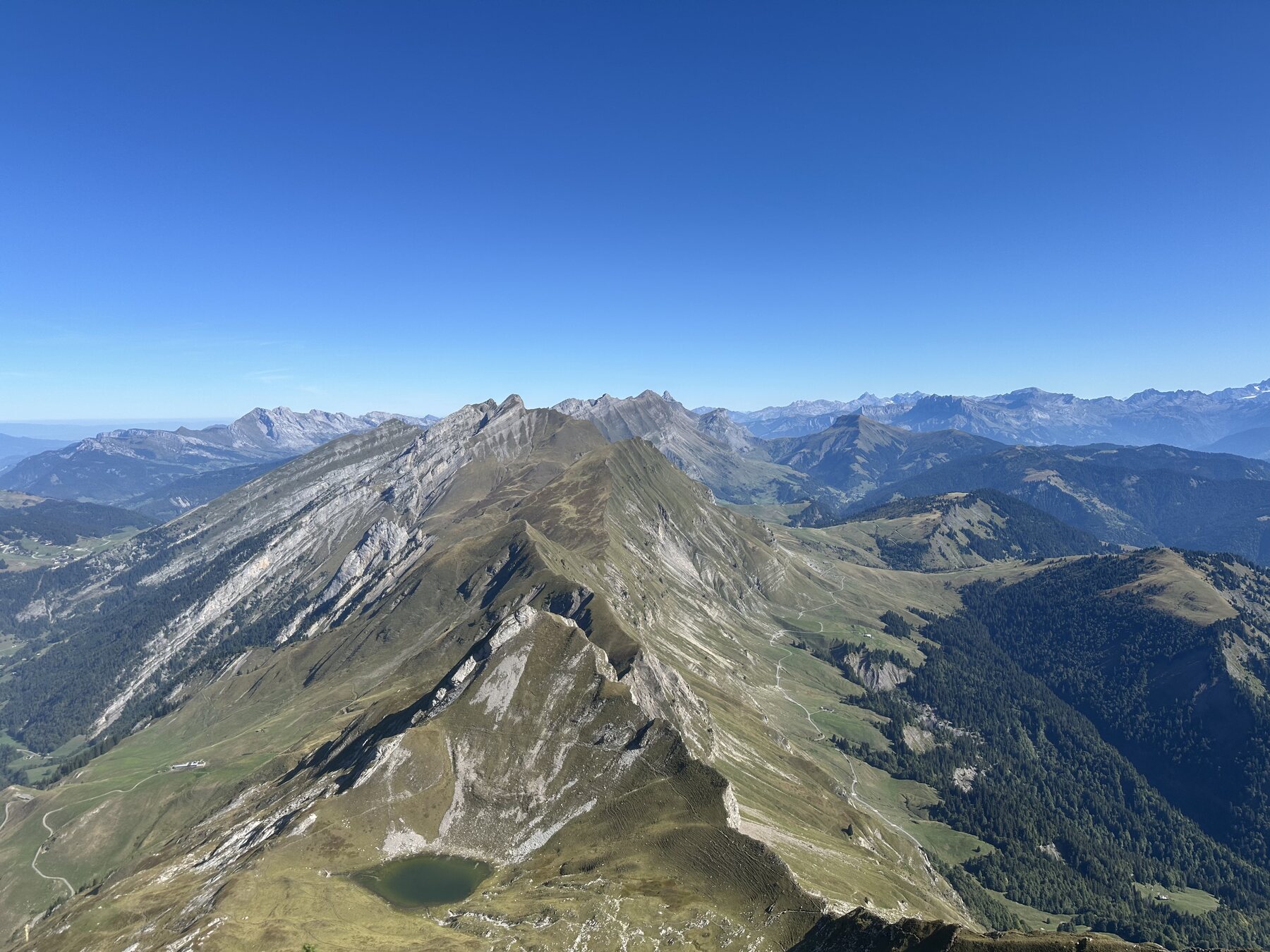 Panorama depuis les sommets autour du lac d’Annecy